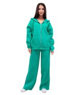 Veți avea nevoie de ceva confortabil pentru a realiza un outfit cool si relaxat. Hanoracul cu glugă permite multe variații de stil și este o piesa versatilă. Detaliile acestui hanorac constau in buzunarele frontale și fermoarul median care dau un plus de funcționalitate. Se pot asorta usor cu orice piesa vestimentara de zi. 