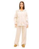 Veți avea nevoie de ceva confortabil pentru a realiza un outfit cool si relaxat. Hanoracul cu glugă permite multe variații de stil și este o piesa versatilă. Detaliile acestui hanorac constau in buzunarele frontale și fermoarul median care dau un plus de funcționalitate. Se pot asorta usor cu orice piesa vestimentara de zi. 