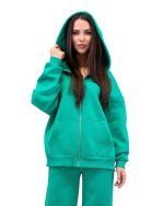 Veți avea nevoie de ceva confortabil pentru a realiza un outfit cool si relaxat. Hanoracul cu glugă permite multe variații de stil și este o piesa versatilă. Detaliile acestui hanorac constau in buzunarele frontale și fermoarul median care dau un plus de funcționalitate. Se pot asorta usor cu orice piesa vestimentara de zi. 