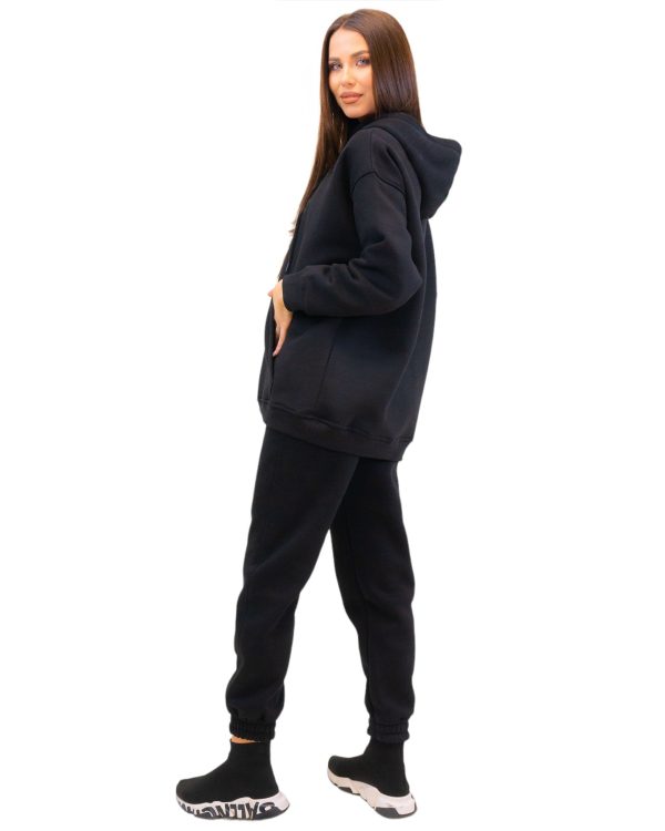 Pentru gama de îmbrăcăminte exterioară, hoodie-ul reintra in trend prin mixarea cu diferite obiecte vestimentare. Adus mai aproape de tinutele contemporane, este reintrodus în modele iconice, cu teme diferite. Piesele sunt caracterizate de o selecție de culori și texturi fine, cu un nivel ridicat de rezistenta la frig. Prezintă buzunare frontale si gluga pentru un plus de funcționalitate.