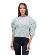 Pulover modern cu croi lejer și umeri supradimensionați. Este un must-have in acest sezon! Se potriveste atat pentru un outfit de zi, cat si pentru un outfit de seara, modern. Detaliile fac diferența! Prezintă perle fine pentru un plus de eleganta.