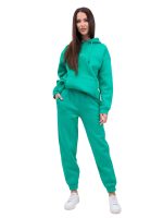 Veți avea nevoie de ceva confortabil pentru a realiza un outfit cool si relaxat. Hanoracul cu glugă permite multe variații de stil și este o piesa versatilă. Detaliile acestui hanorac constau in buzunarele frontale și fermoarul median care dau un plus de funcționalitate. Se poate asorta usor cu orice piesa vestimentara de zi. 