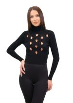 Acest top a fost realizat pentru femeile care vor sa iti mentina spiritul liber la cote inalte. Având la baza un model clasic, piesele din colectia AVA au ca idee principala atractia feminina. Astfel, decupajele frontale devin detaliul cheie al acestei piese vestimentare.