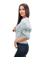 Pulover modern cu croi lejer și umeri supradimensionați. Este un must-have in acest sezon! Se potriveste atat pentru un outfit de zi, cat si pentru un outfit de seara, modern. Detaliile fac diferența! Prezintă perle fine pentru un plus de eleganta.
