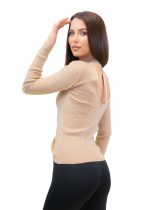 Acest articol vestimentar este o piesă cheie care trebuie să fie mereu prezentă în garderoba oricărei femei. Focusul cade pe spatele gol, care infatiseaza definitia atractiei feminine si a elegantei. Este in preferintele noastre deoarece are o atingere foarte placuta de casmir. Poate fi purtat de zi cu zi, dar si integrat in tinute de seara.