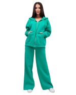 Veți avea nevoie de ceva confortabil pentru a realiza un outfit cool si relaxat. Hanoracul cu glugă permite multe variații de stil și este o piesa versatilă. Detaliile acestui hanorac constau in buzunarele frontale și fermoarul median care dau un plus de funcționalitate. Se pot asorta usor cu orice piesa vestimentara de zi. 