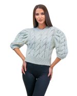 Pulover modern cu croi lejer și umeri supradimensionați. Este un must-have in acest sezon! Se potriveste atat pentru un outfit de zi, cat si pentru un outfit de seara, modern. Detaliile fac diferența! Prezintă perle fine pentru un plus de eleganta.