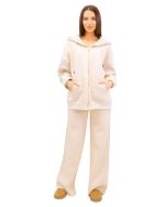 Veți avea nevoie de ceva confortabil pentru a realiza un outfit cool si relaxat. Hanoracul cu glugă permite multe variații de stil și este o piesa versatilă. Detaliile acestui hanorac constau in buzunarele frontale și fermoarul median care dau un plus de funcționalitate. Se pot asorta usor cu orice piesa vestimentara de zi. 