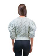 Pulover modern cu croi lejer și umeri supradimensionați. Este un must-have in acest sezon! Se potriveste atat pentru un outfit de zi, cat si pentru un outfit de seara, modern. Detaliile fac diferența! Prezintă perle fine pentru un plus de eleganta.