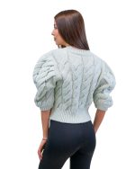 Pulover modern cu croi lejer și umeri supradimensionați. Este un must-have in acest sezon! Se potriveste atat pentru un outfit de zi, cat si pentru un outfit de seara, modern. Detaliile fac diferența! Prezintă perle fine pentru un plus de eleganta.