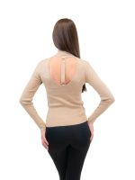 Acest articol vestimentar este o piesă cheie care trebuie să fie mereu prezentă în garderoba oricărei femei. Focusul cade pe spatele gol, care infatiseaza definitia atractiei feminine si a elegantei. Este in preferintele noastre deoarece are o atingere foarte placuta de casmir. Poate fi purtat de zi cu zi, dar si integrat in tinute de seara.