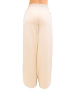 Veți avea nevoie de ceva confortabil pentru a realiza un outfit cool si relaxat. Pantalonii sunt special creați pentru zilele mai răcoroase, avand rezistenta mare la frig. Evazați și cu talie înaltă, pantalonii aduc în prim-plan eleganta feminină încorporată intr-o ținută sport.