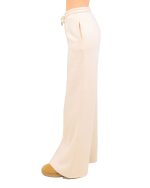 Veți avea nevoie de ceva confortabil pentru a realiza un outfit cool si relaxat. Pantalonii sunt special creați pentru zilele mai răcoroase, avand rezistenta mare la frig. Evazați și cu talie înaltă, pantalonii aduc în prim-plan eleganta feminină încorporată intr-o ținută sport.