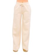 Veți avea nevoie de ceva confortabil pentru a realiza un outfit cool si relaxat. Pantalonii sunt special creați pentru zilele mai răcoroase, avand rezistenta mare la frig. Evazați și cu talie înaltă, pantalonii aduc în prim-plan eleganta feminină încorporată intr-o ținută sport.