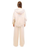 Veți avea nevoie de ceva confortabil pentru a realiza un outfit cool si relaxat. Hanoracul cu glugă permite multe variații de stil și este o piesa versatilă. Detaliile acestui hanorac constau in buzunarele frontale și fermoarul median care dau un plus de funcționalitate. Se pot asorta usor cu orice piesa vestimentara de zi. 