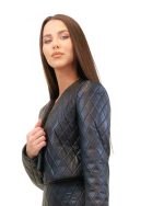 Acest sacou ne duce cu gandul la vechiul costum barbatesc, care pune acum in lumina imaginea femeii puternice. Sacoul are croi lejer, fără închidere frontala, putând fi ușor integrat intr-o tinuta elegantă, ultrafeminină, cu accente moderne. Bazata pe o croială vestimentară arhitecturală, fusta se caracterizează prin combinarea liniilor clasice cu un material modern. Costumul din piele nu acceptă nu ca răspuns.  Veți fi surprinse câte priviri va întoarce aceasta ținută! 