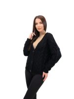 Vă prezentăm cardiganul din ediția AVA Knitwear care reinterpretează stilul iconic atemporal. Optează pentru un look șic cu această piesa vestimentara cu nasturi atent alesi. Acest cardigan il poți introduce in orice look pentru un upgrade instantaneu de eleganță. Este conceput pentru un stil rafinat si relaxat, îmbunătățit de finetea materialului.