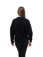 Vă prezentăm cardiganul din ediția AVA Knitwear care reinterpretează stilul iconic atemporal. Optează pentru un look șic cu această piesa vestimentara cu nasturi atent alesi. Acest cardigan il poți introduce in orice look pentru un upgrade instantaneu de eleganță. Este conceput pentru un stil rafinat si relaxat, îmbunătățit de finetea materialului.